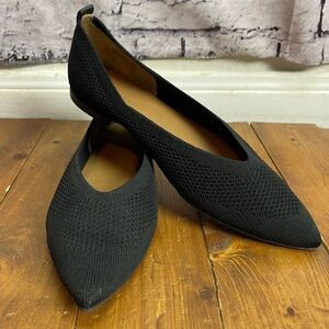 Everlane size 9 The 40-Hour Pointed Flats in black ReKnit fabric